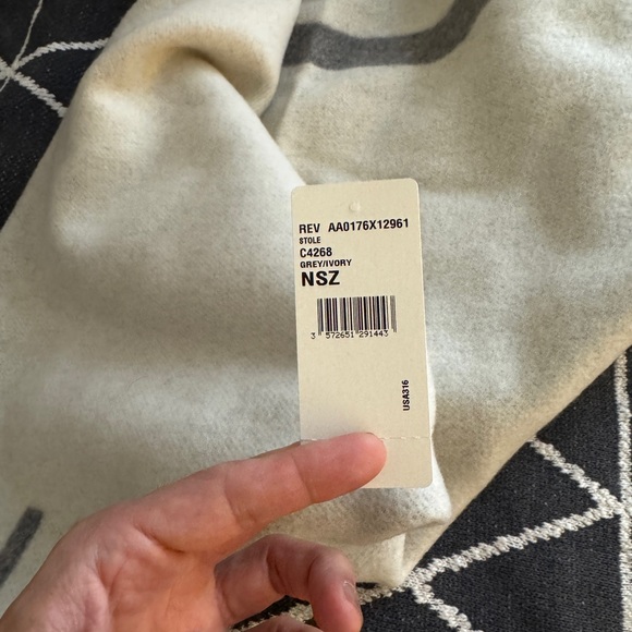 Chanel Cashmere blanket scarf - Picture 4 of 6